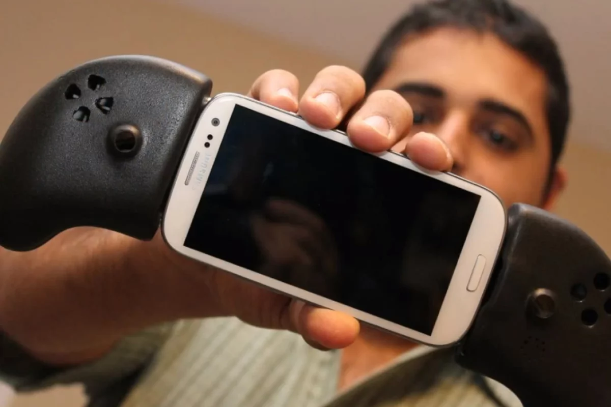 The XOPAD for Android is a USB-based controller for Android phones