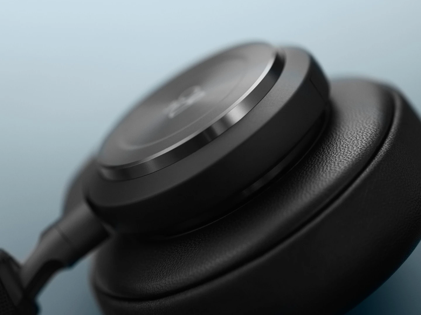 The ear cushions consist of memory foam wrapped in lambskin