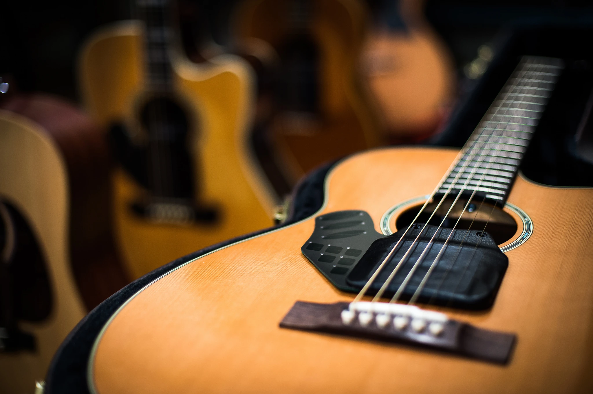 The device searches for and registers each string's natural harmonics and is able to simultaneously "play" up to 96 of these sounds to provide a harmonic backdrop for the player's string picking