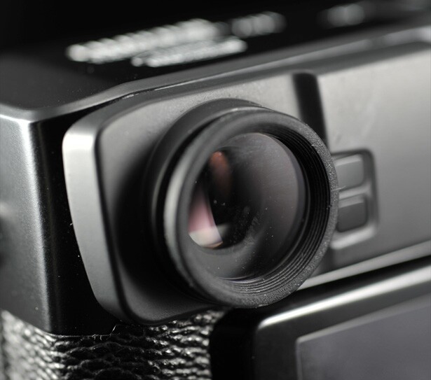 The X-Pro1 features a 0.47-inch/1,440,000-dot resolution, second Generation Hybrid Multi Viewfinder that's capable of switching between an optical and electronic viewfinder