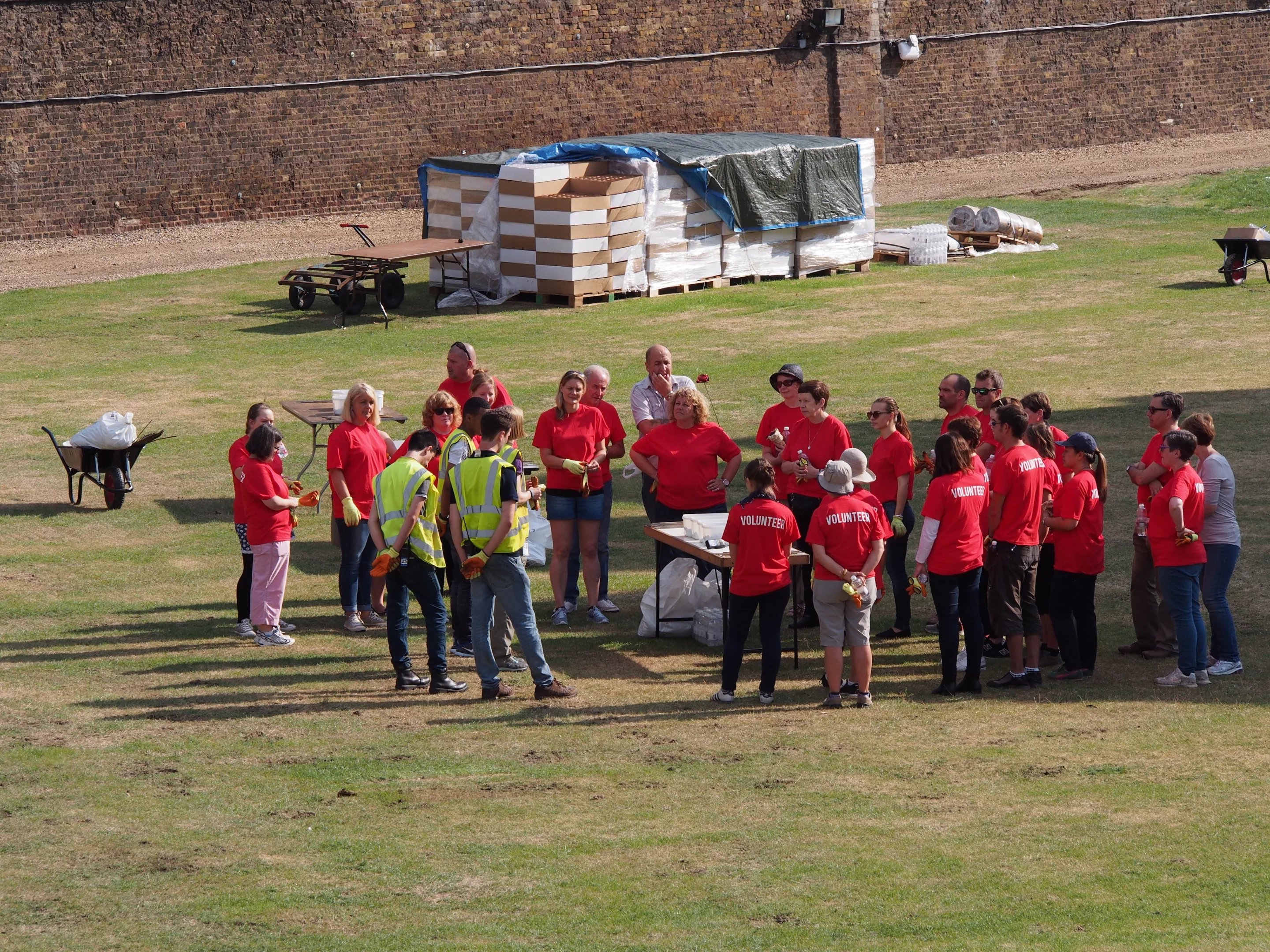A team of volunteers is tasked with helping fill the moat which surrounds the Tower with poppies (Photo: Adam Williams/Gizmag)