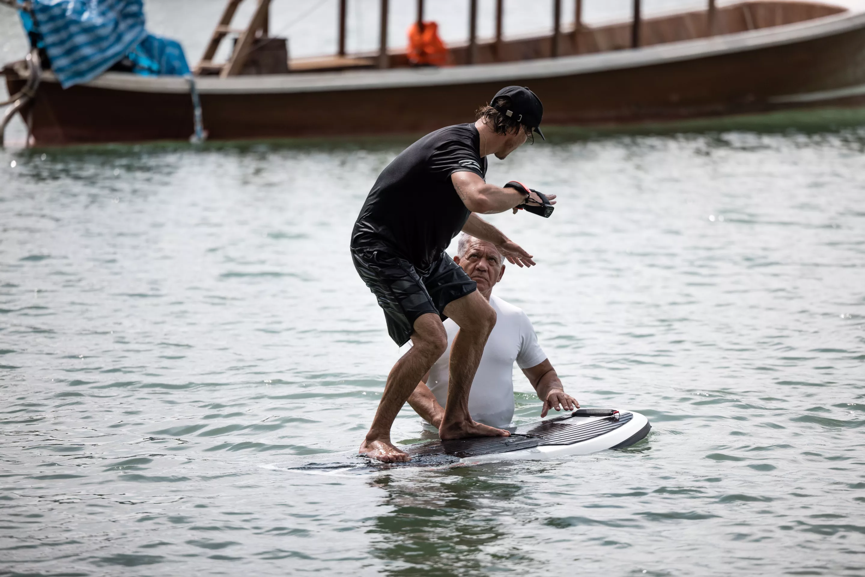 The reinforced carbon fiber/foam hull has a 95-liter volume, wide front area for improved stability and a grippy deckpad benefiting from full coverage