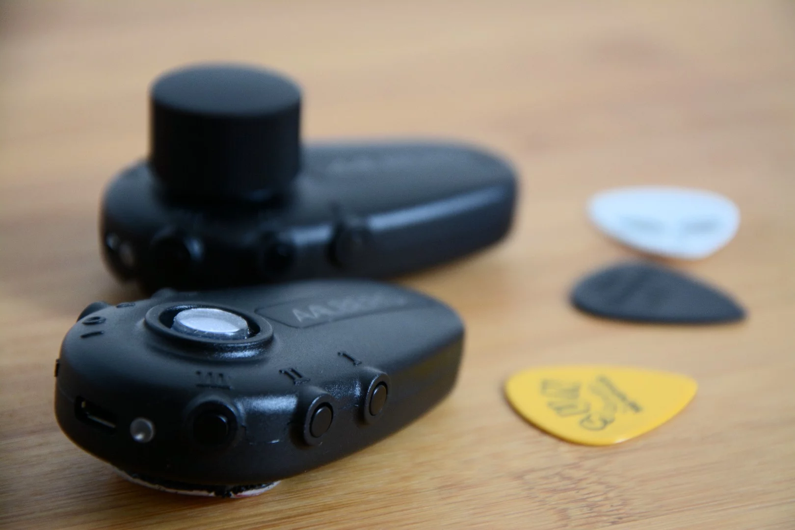The Moon MO-1 is the same shape as the Earo wireless controller, but doesn't have a multifunction knob up top