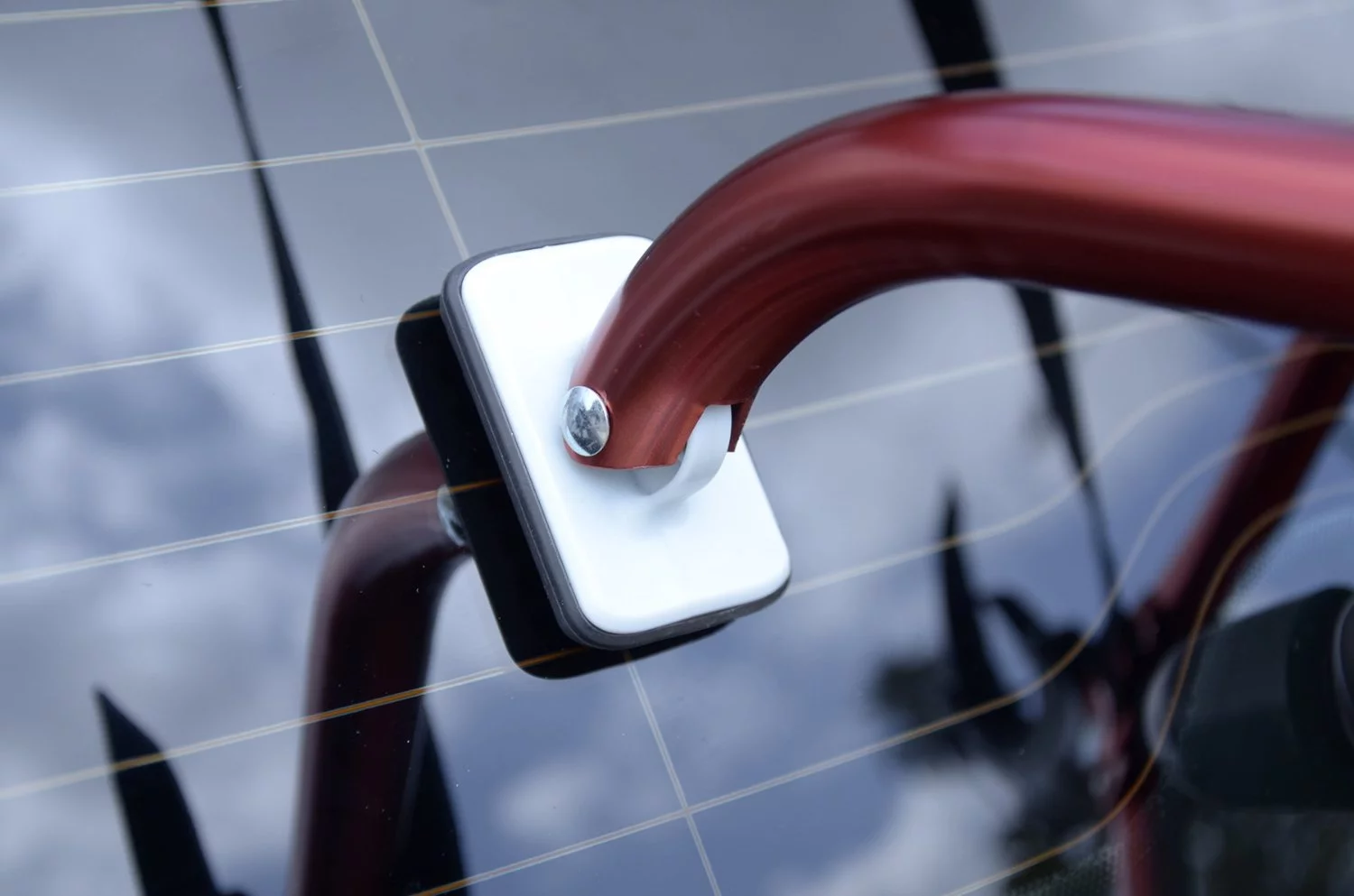 The AL01 has wide padded feet