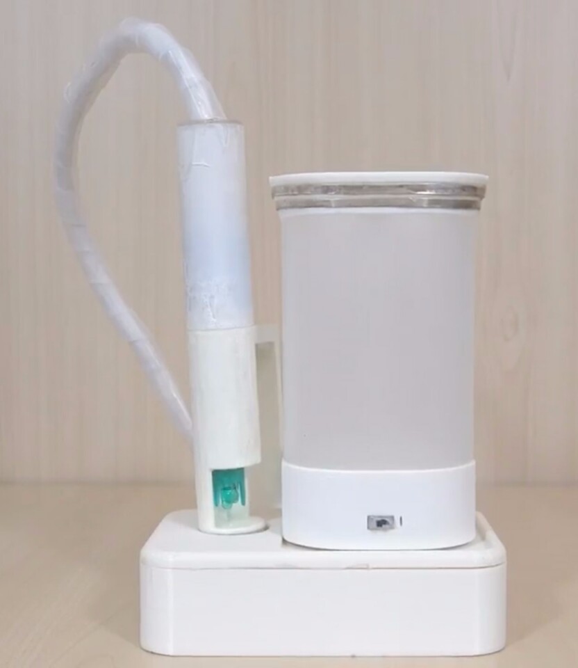 The pH sensor on the left is placed in a drink to capture the flavor and transmit it to the tumbler on the right