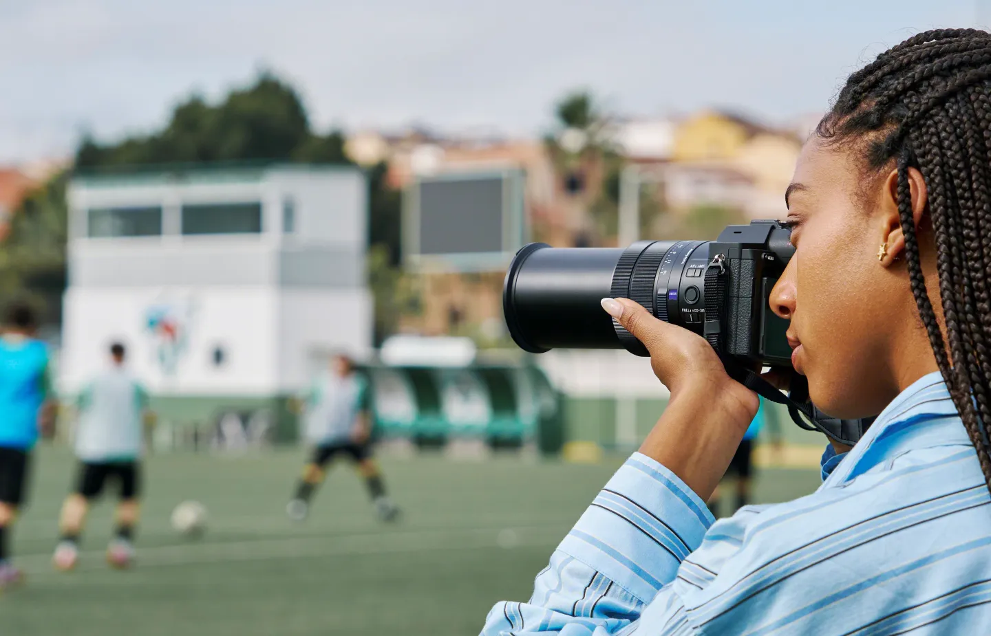 The Sony RX10 V pairs a fixed 24-600mm equivalent ZEISS zoom with a body and control layout borrowed from Sony's Alpha mirrorless cameras