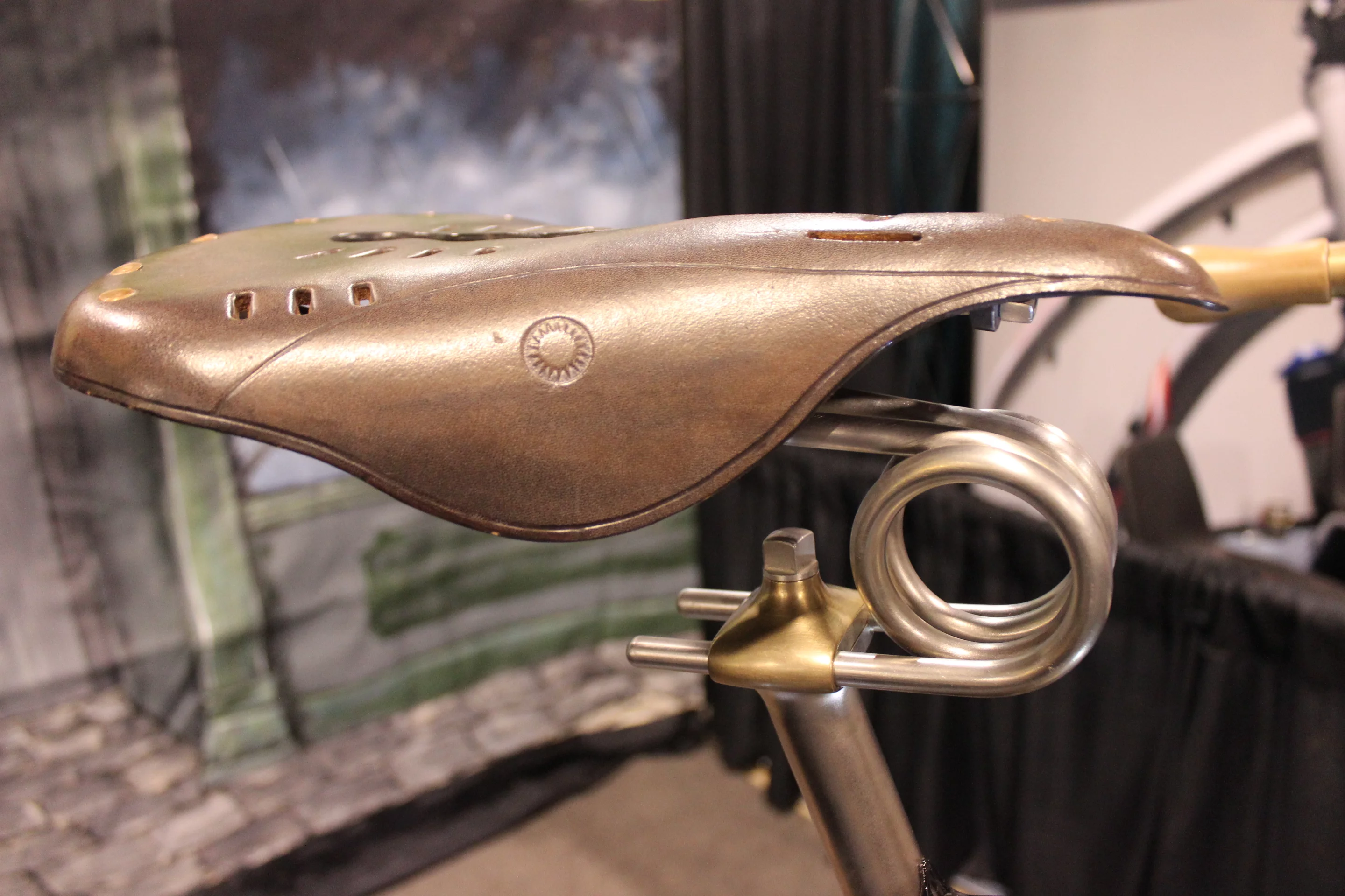 The giraffe bike's spring-suspended saddle