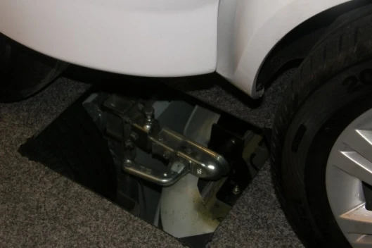 The "sideways" towbars used to connect the housing unit to the car