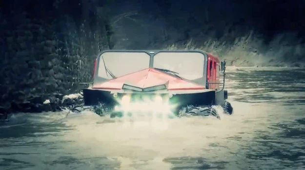 The Ghe-O makes its way through the river