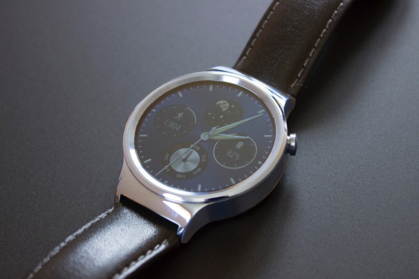 Huawei's default watch faces complement the watch's physical design