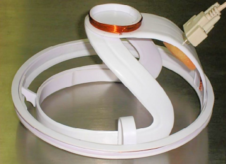 A patient being evaluated by the VEPS brain injury sensor (Image: C. Gonzales via PLOS ONE)
