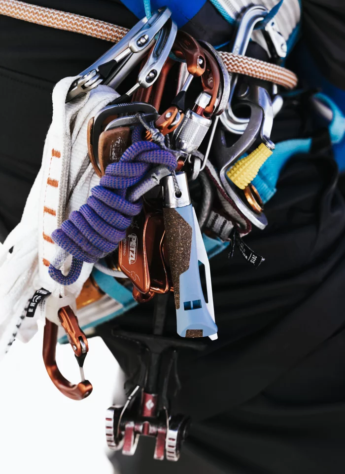 With its lanyard hole, the Néo7 Alpine knife can attach to the climber's harness