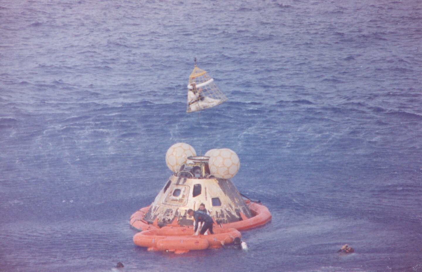 Apollo 13 récupéré après un splashdown