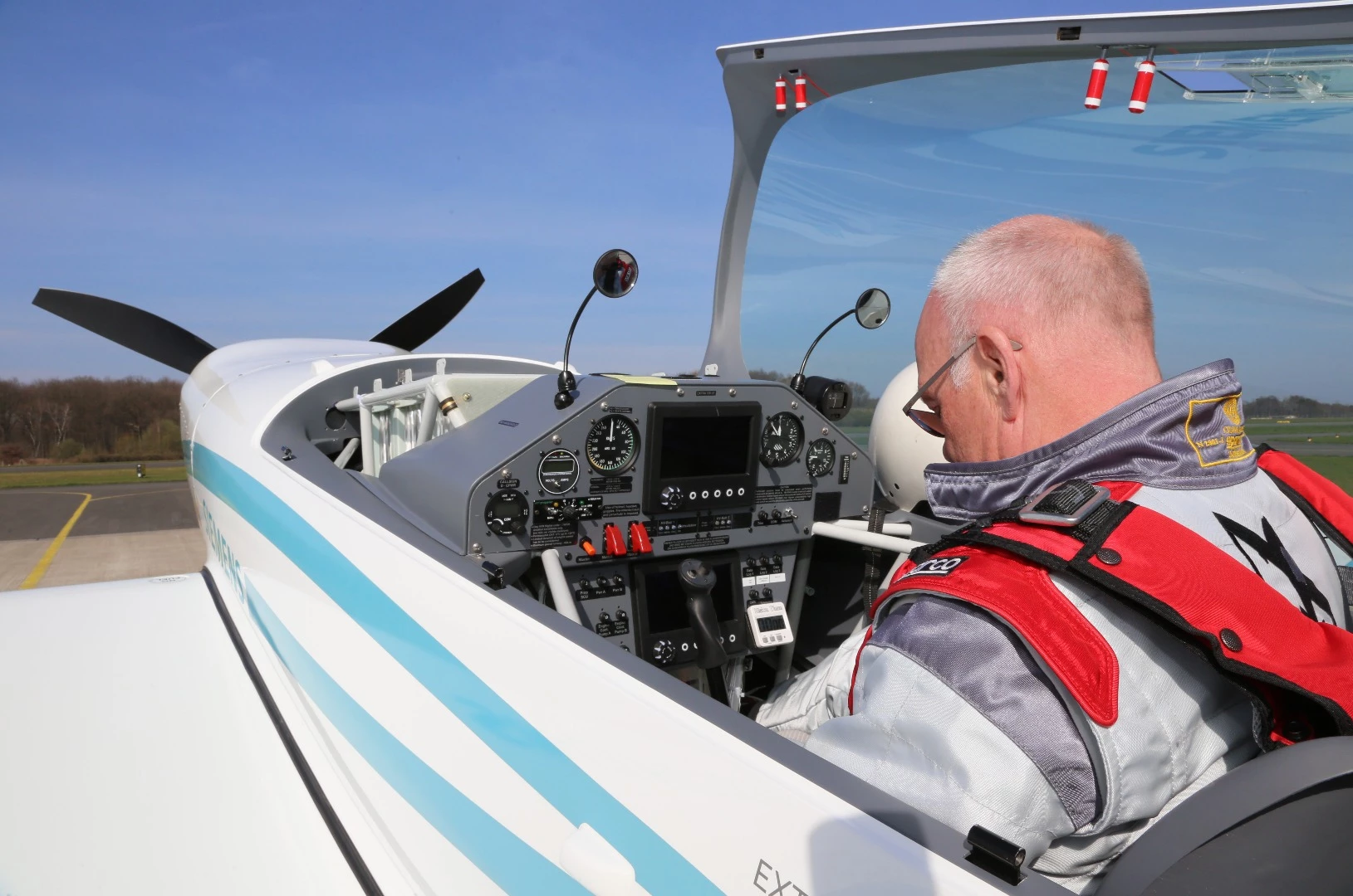 The cockpit of the Extra 330LE world speed record holder