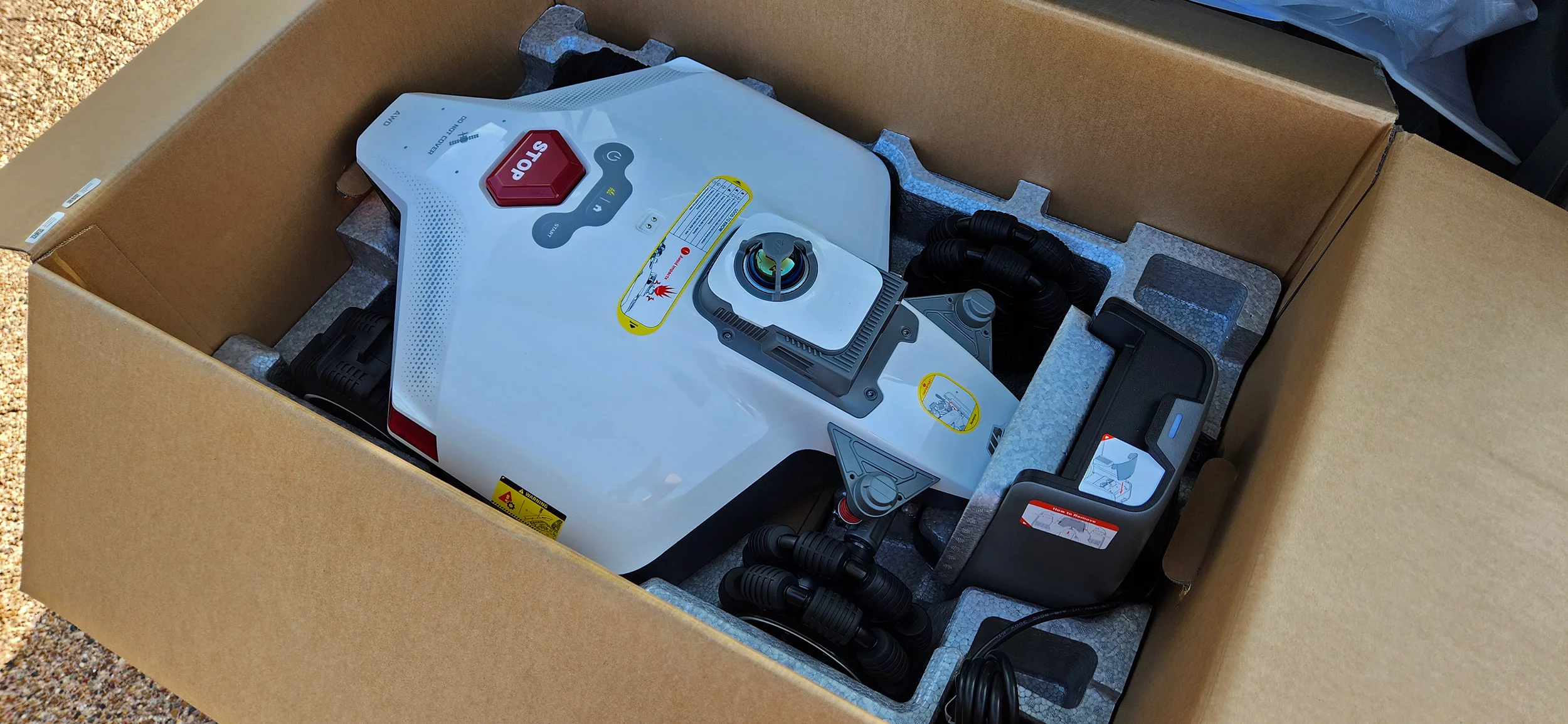As with most products, the Luba 3 comes in a box. It's very well packaged. I dunno about you, but I associate good packaging with good products, generally.