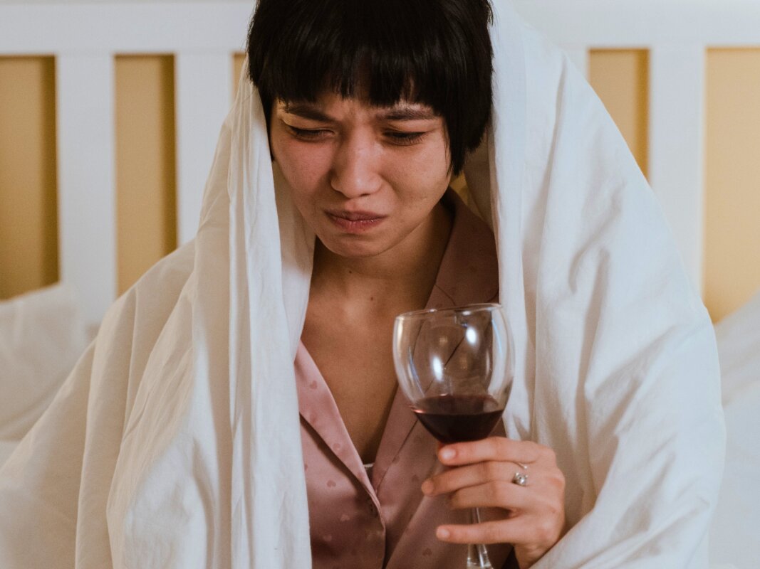'Zebra striping' your drinks can cut hangovers (just not the way you'd think)