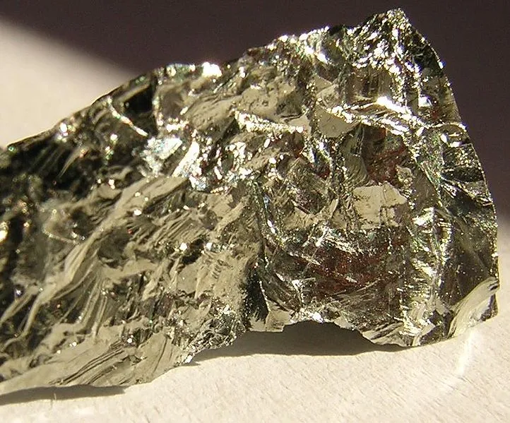 A chunk of germanium in its natural form (Photo: Gibe)