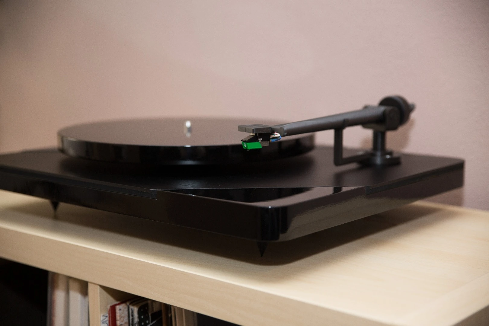 The Logigram features a single piece 3D-printed tonearm