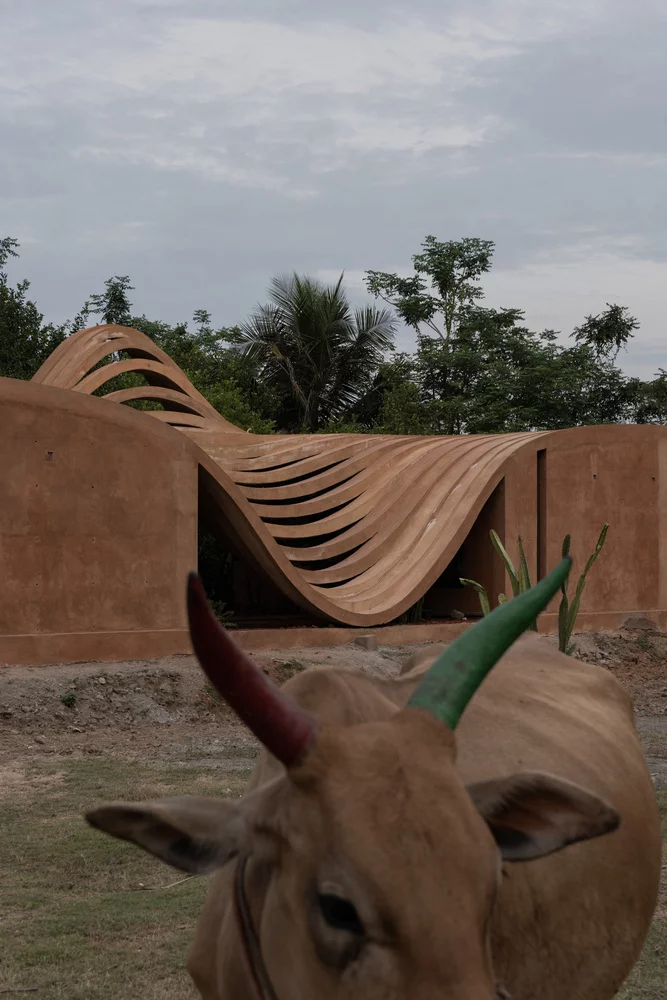 Natural materials like earth blocks and mud reduce the home's carbon footprint
