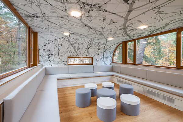 The upper cabin has a capacity of up to 25 people