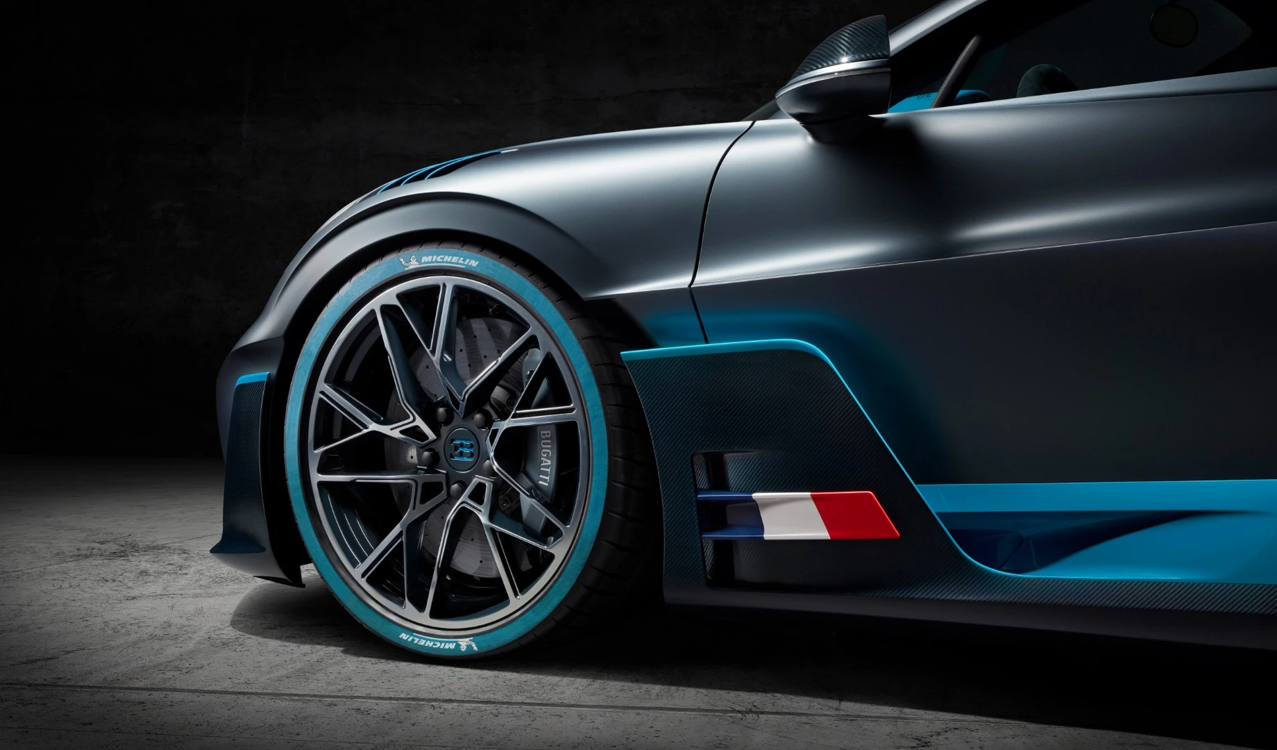 Bugatti Divo: blue tire sidewalls look very cool