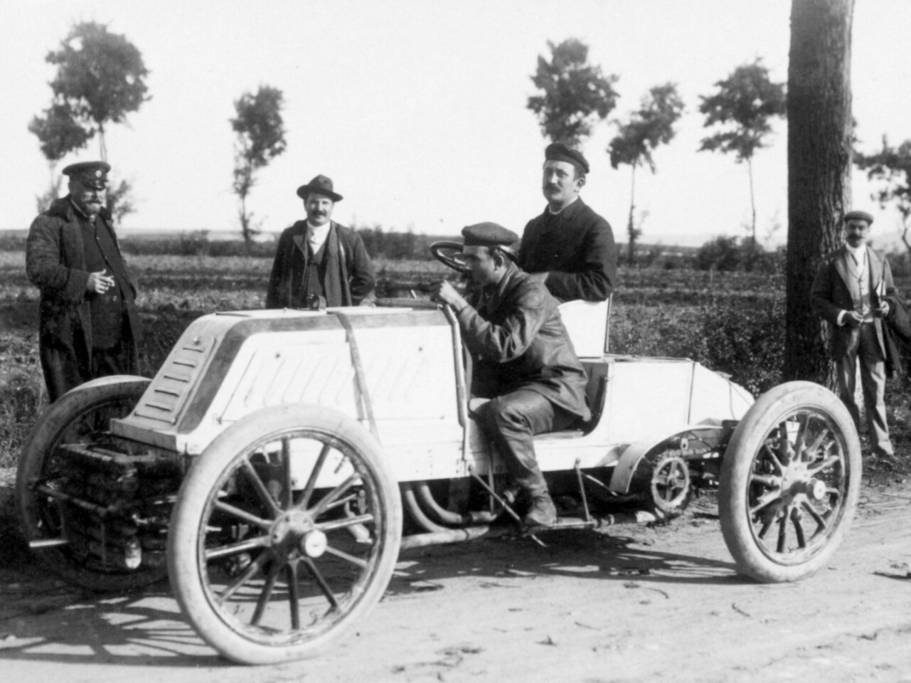 On 17 November, 1902, Maurice Augières used Fournier's Mors Type Z to push the speed record to 77.13 mph (123.41 km/h). That's Maurice pictured above with his passenger or riding mechanic.