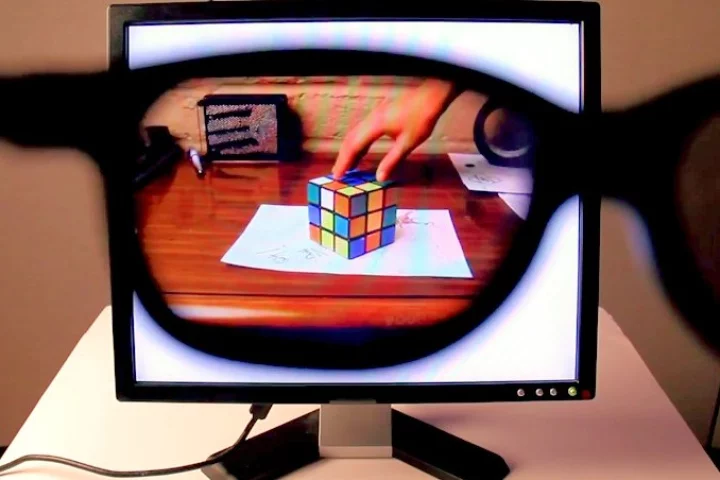 Stealth LCD monitor showing a Rubik's cube through polarizing sunglasses (Photo: Brusspup)