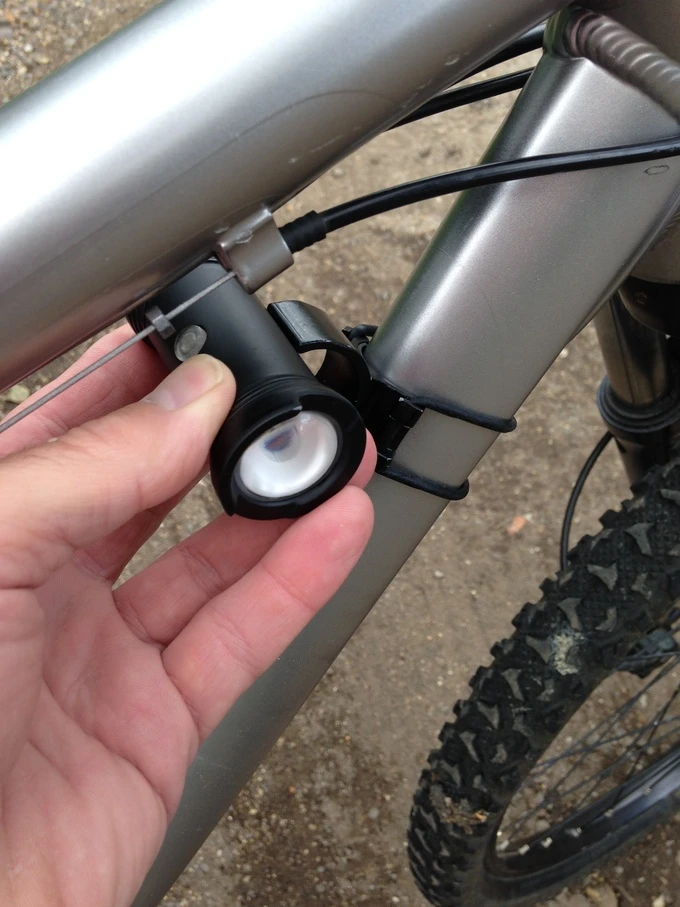 The Brightside quickly pops in and out of an accompanying nylon clip that is attached to the frame using a rubber O-ring