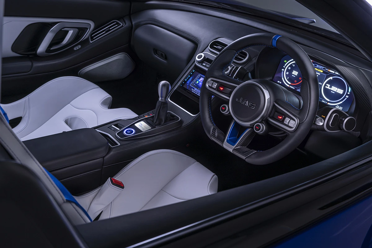 The interiors are reminiscent of the original with sparse equipment, but include luxurious materials and carbon fiber seats