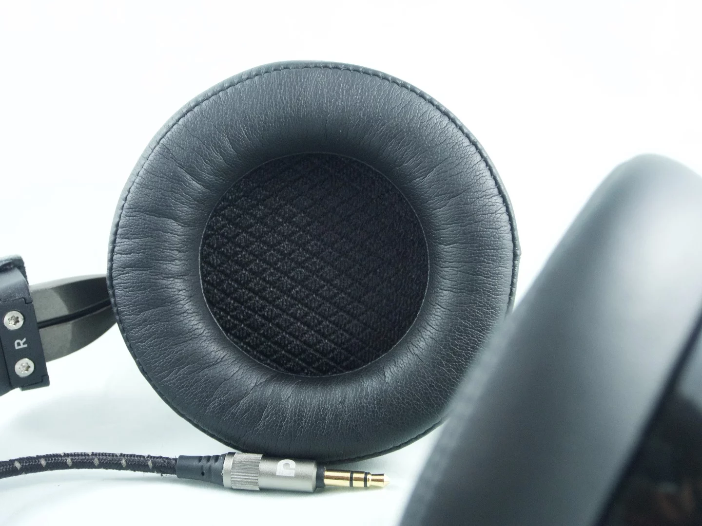 The memory foam earpieces on the AF240 provide comfort and <20 dB isolation