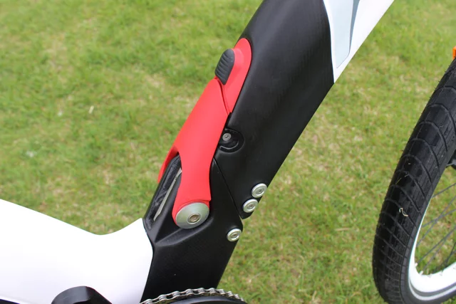 The Secede's frame coupling mechanism in its secure closed state ...