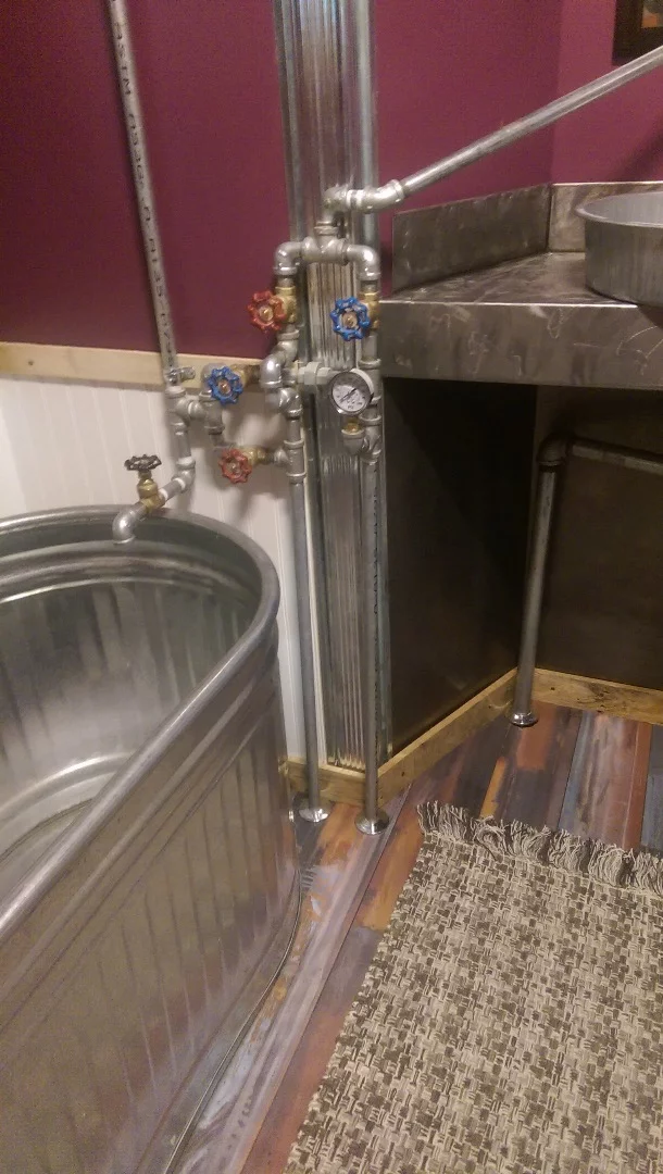 The metal tub and sink (Photo: Maximus Extreme Living Solutions)