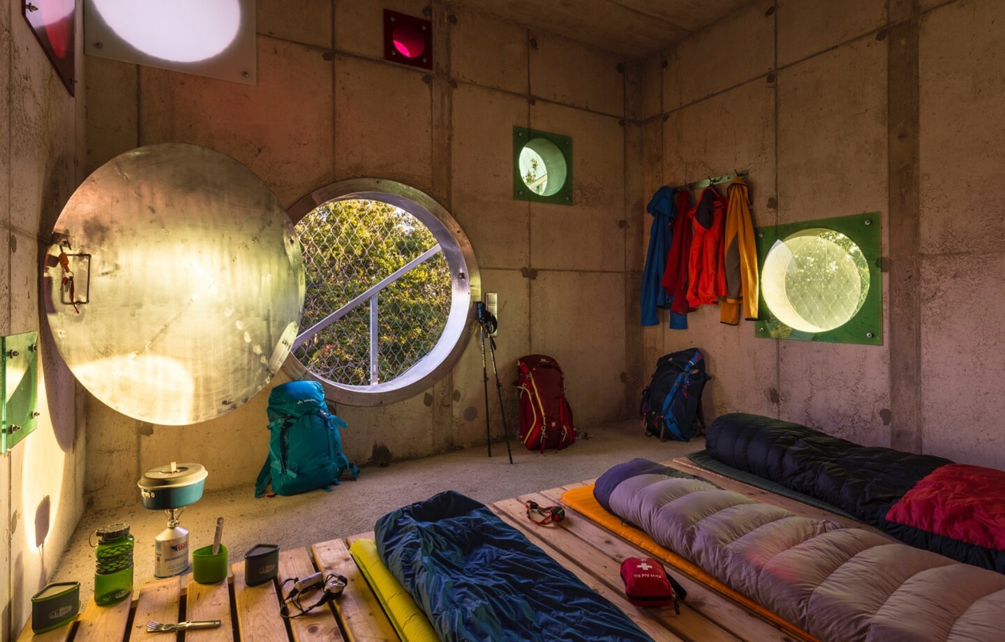 The rooms are entered by a small circular hatch and measure 3.5 x3.5 m (11.5 x 11.5 ft)