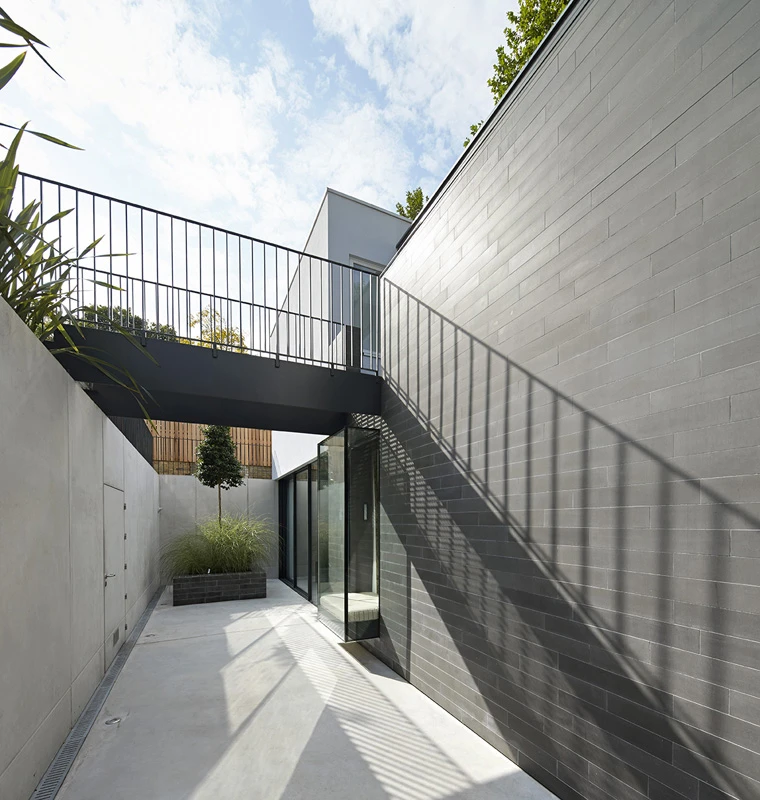 The house sits in a high-sided flood-proof courtyard (Photo: De Matos Ryan/© Hufton+Crow)