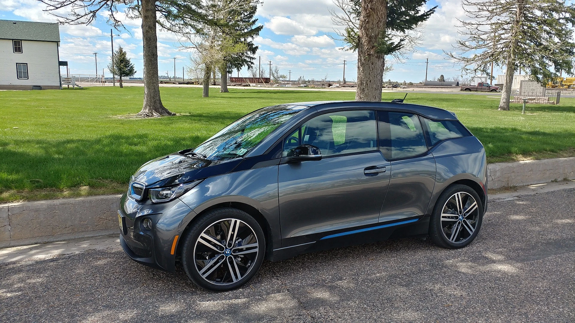 The 60 Ah model is rated for about 81 miles (130 km) per charge, the 90 Ah for about 120 miles (200 km), and the range-extended model is good for about 180 miles (290 km)