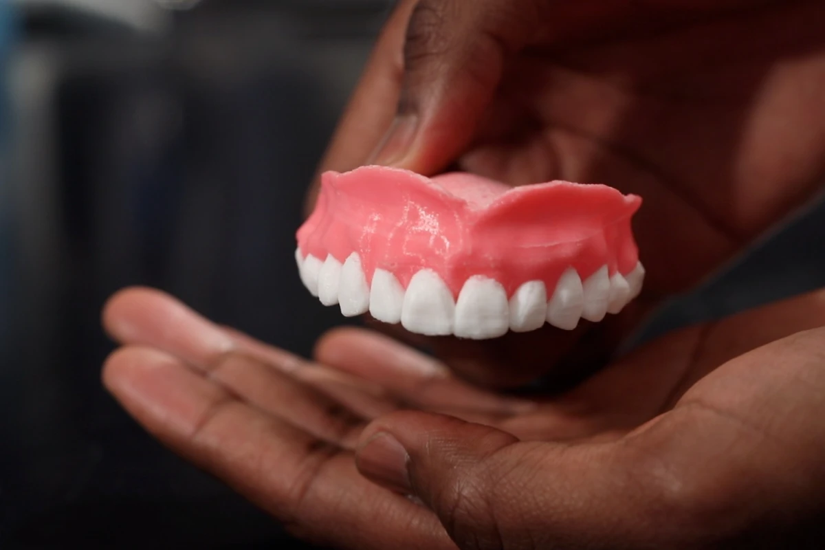 The prototype dentures, full of Amphotericin B