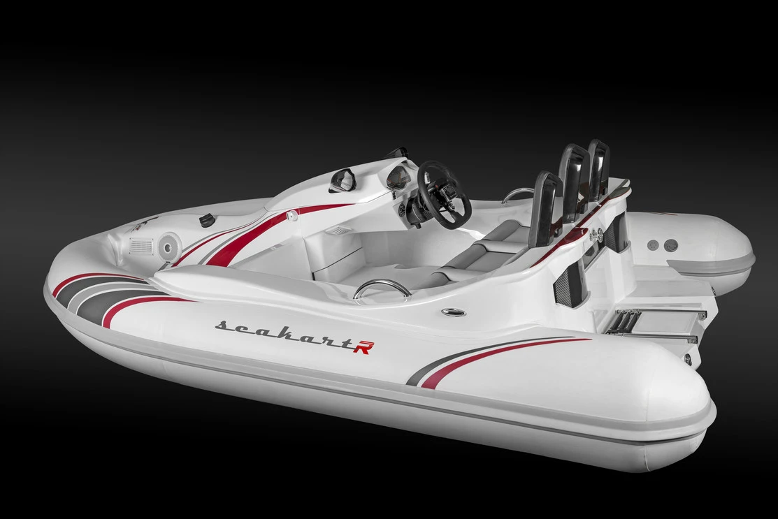 The 3.5 meter (11.5 ft) Seakart 335 features a streamline dive nose