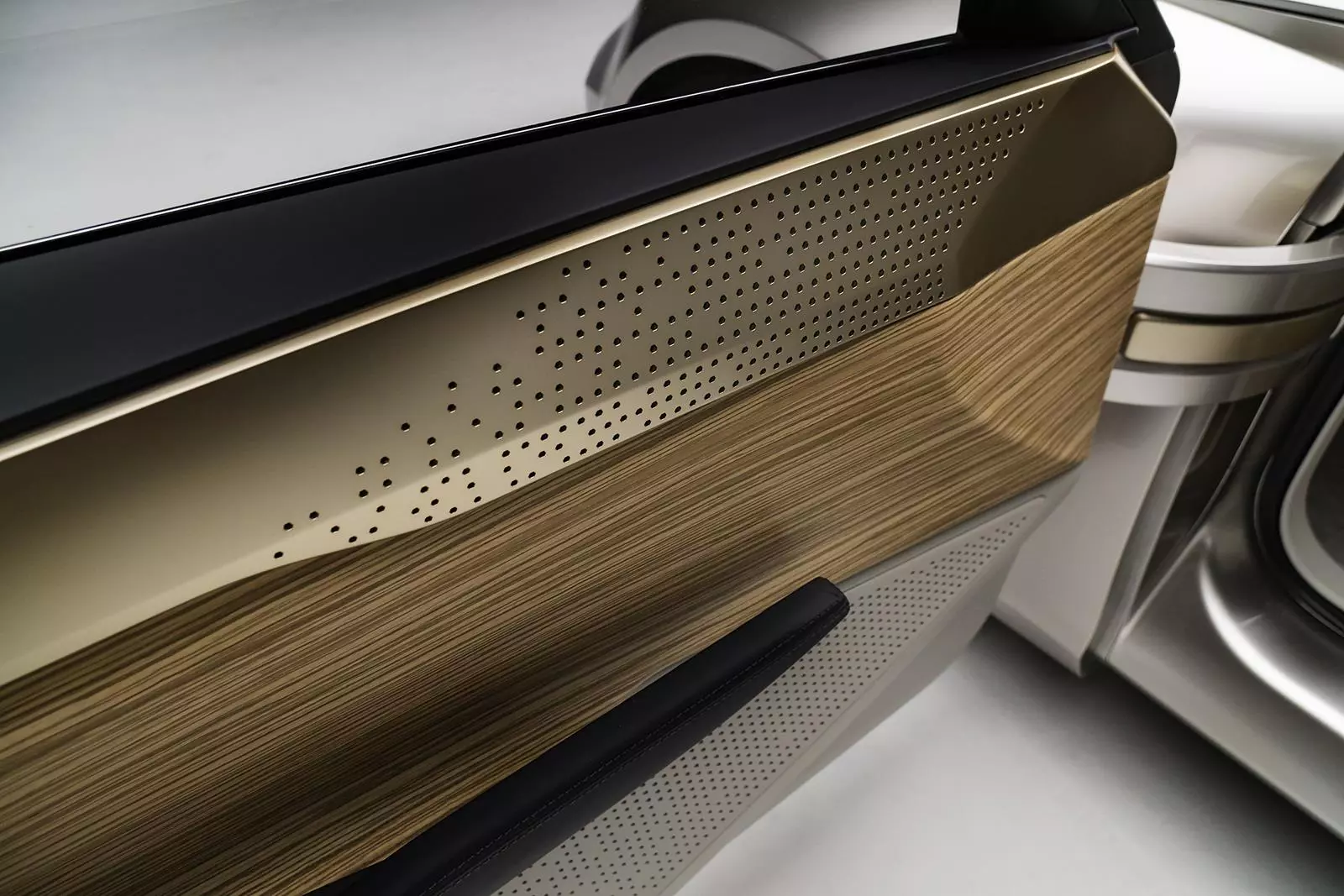 Zebra wood and copper are the accent colors found throughout the Nissan Vmotion 2.0 concept