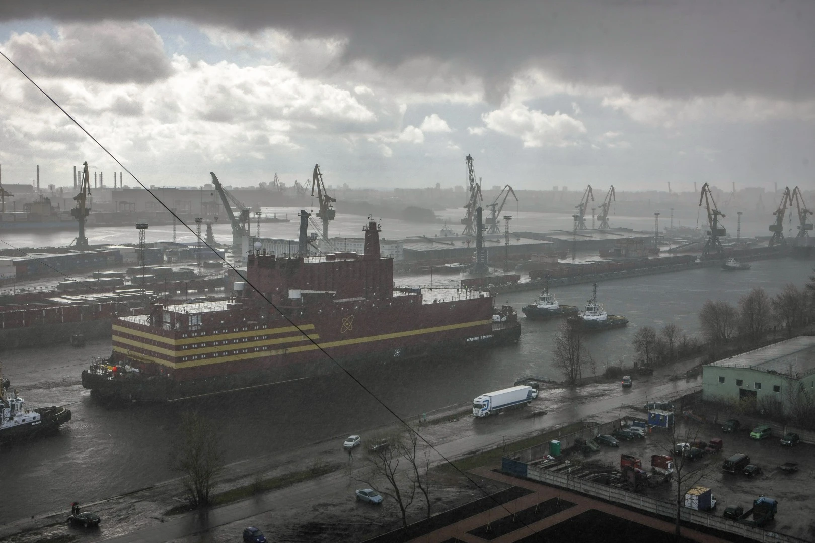 The “Akademik Lomonosov” leaves St. Petersburg under tow