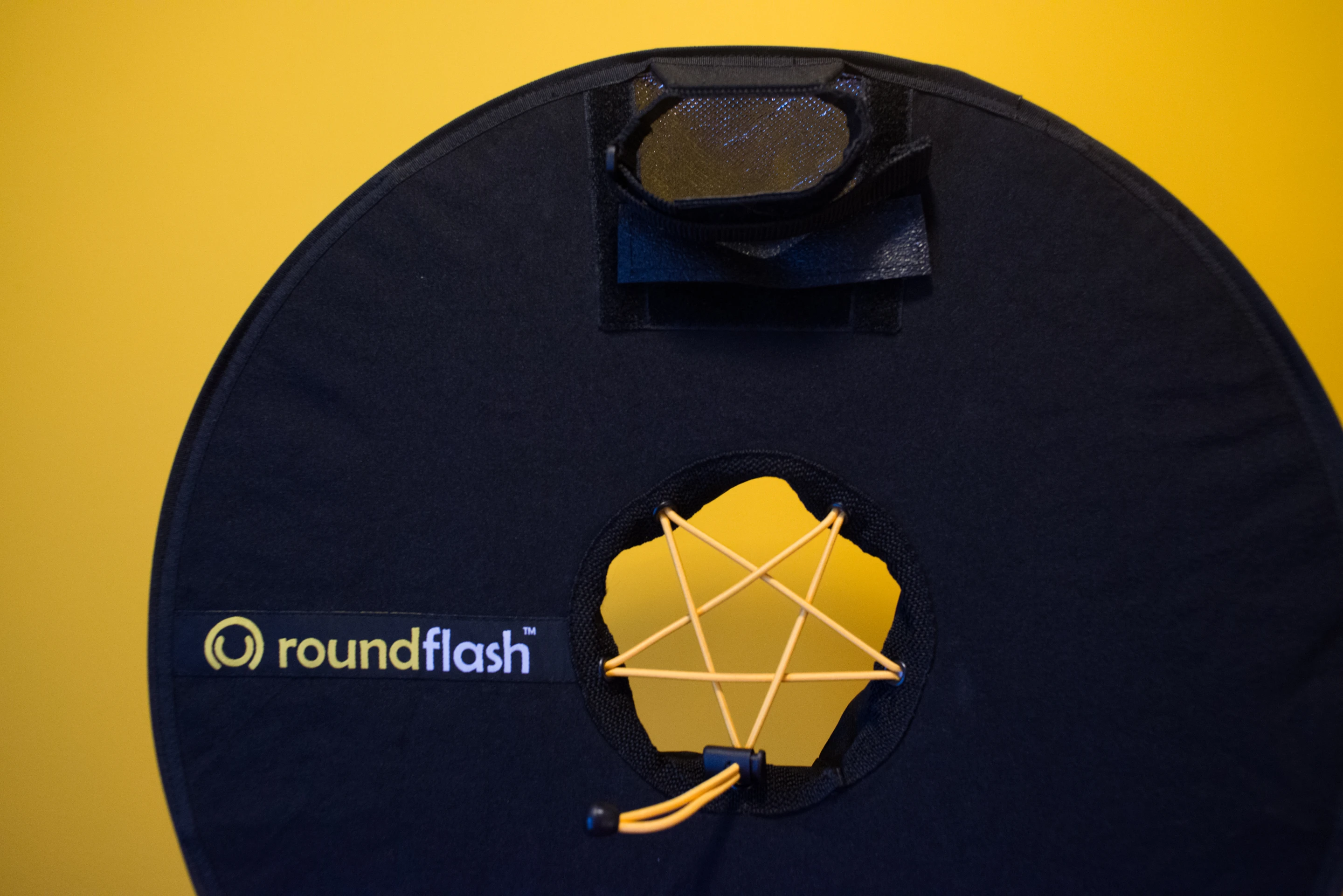 The lens is pushed through the center of the RoundFlash Ring, and the flash head into the top hole (Photo: Simon Crisp/Gizmag.com)