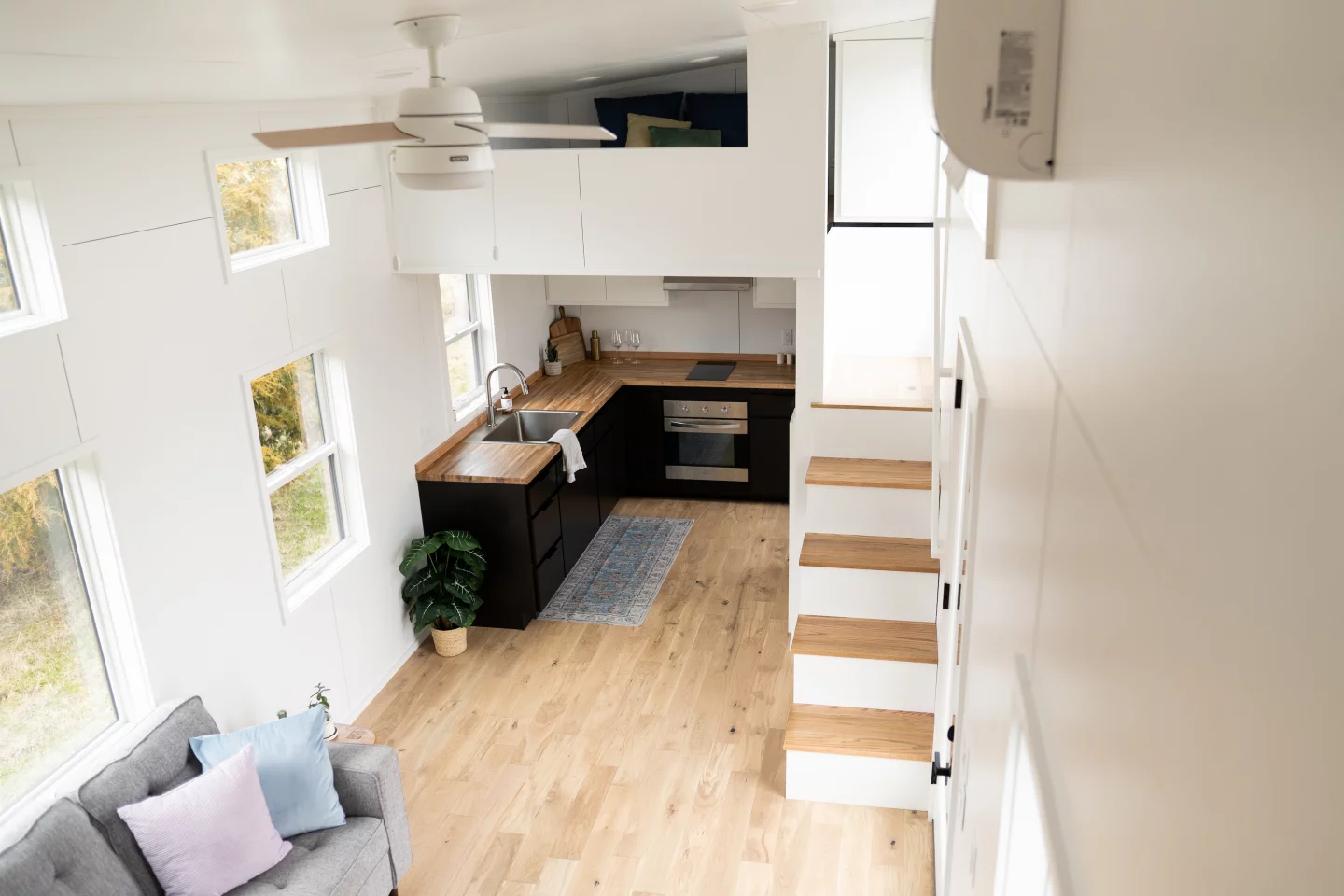 The Ocoee has a width of 10 ft (3 m), which is an increase over the more typical 8.5 ft (2.5 m), enabling it to offer a relatively spacious and apartment-like interior layout