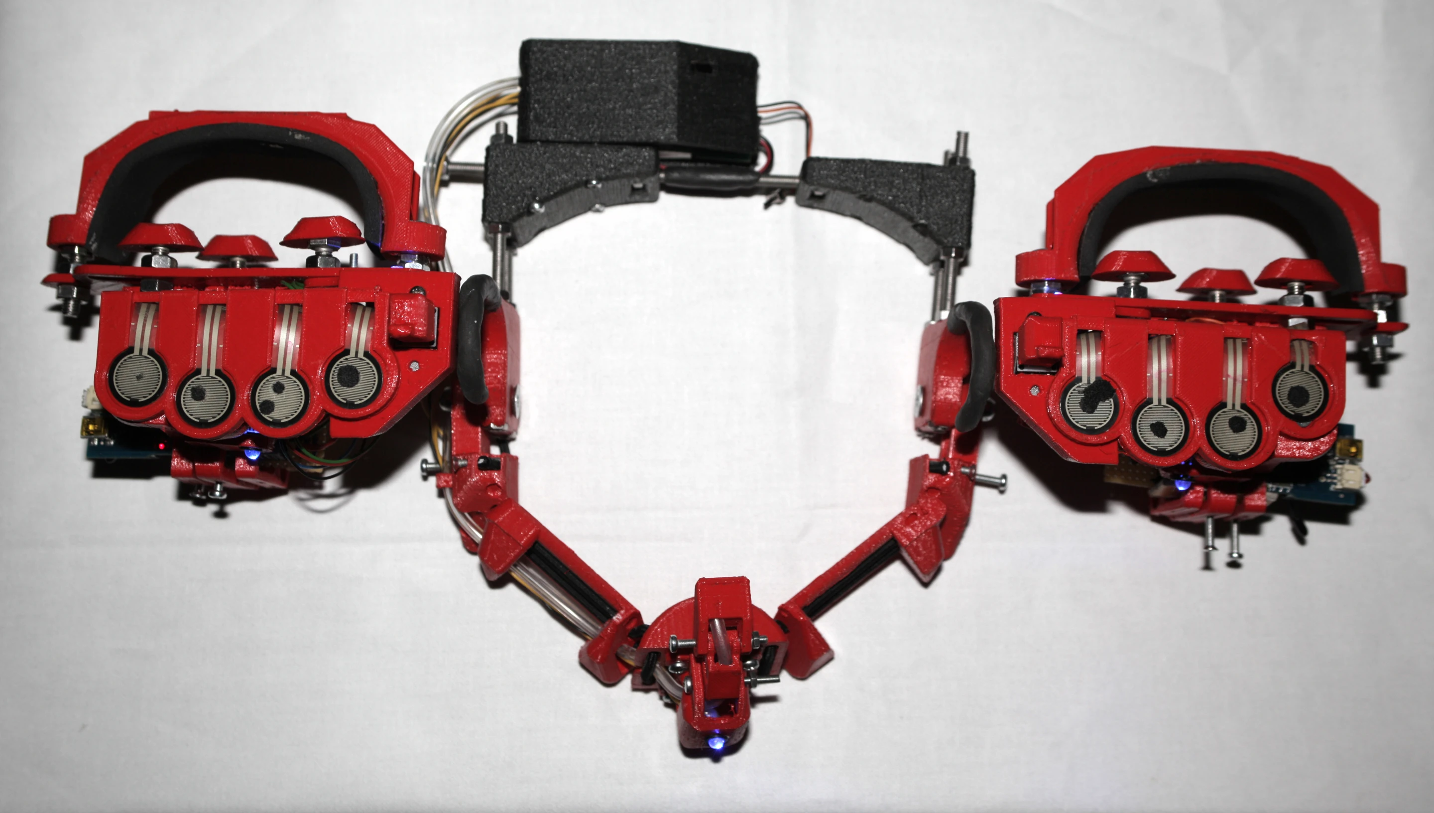 The headmounted pressure weighs about the same as a smartphone