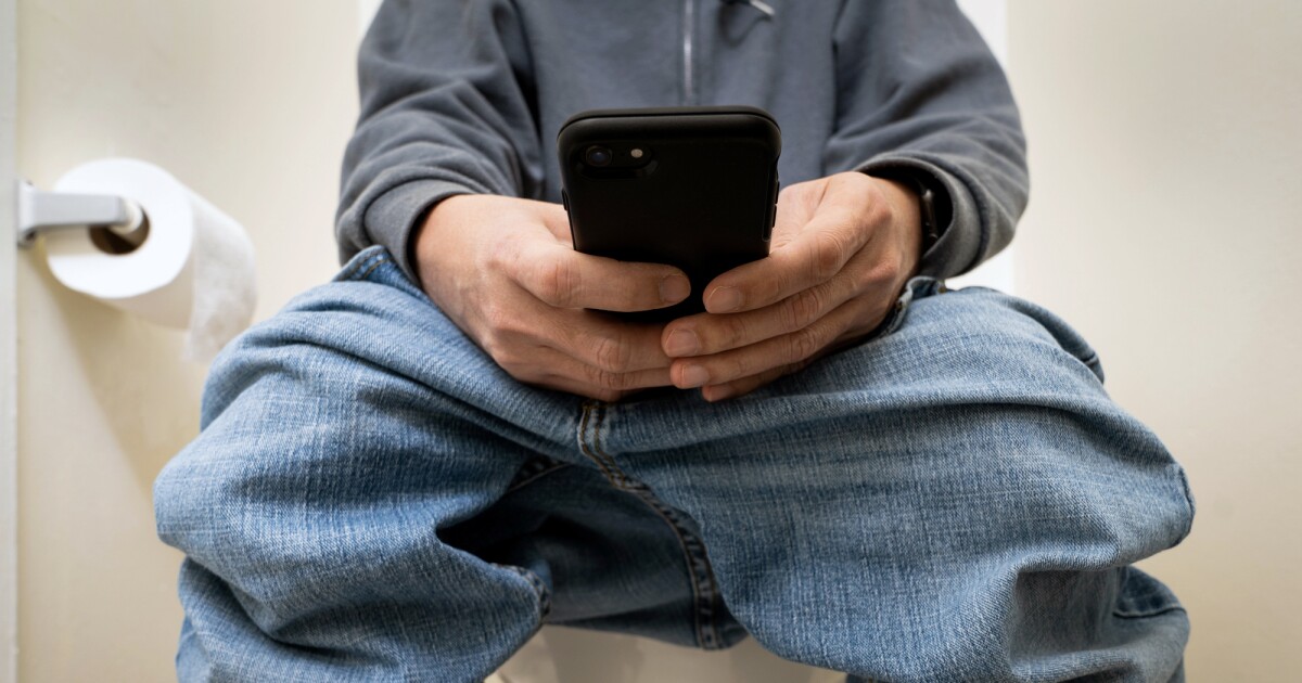 Smartphone use on toilet linked to higher hemorrhoid risk Smartphone use on toilet linked to higher hemorrhoid risk