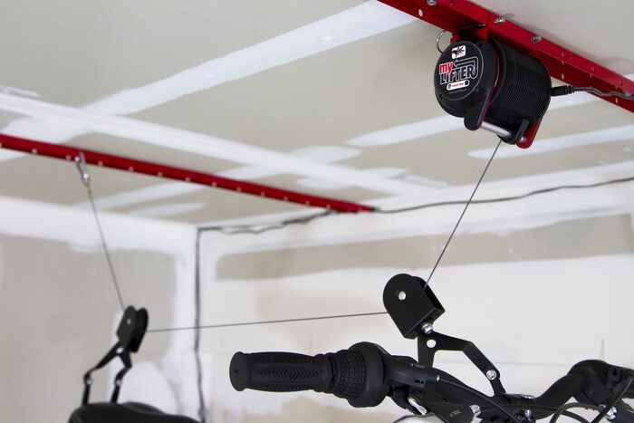 A built-in function called "smartLIFT" allows users to program the device to raise and lower objects to the same height every time