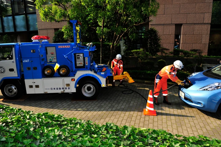 Nissan and the Japan Automobile Federation are currently testing a new roadside assistance vehicle that is able to charge the battery of a stranded electric vehicle (Photo: Nissan)