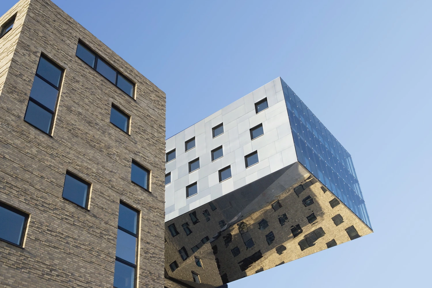 The nhow hotel's left wing and overhanging upper tower from below(Image by nhow Berlin)