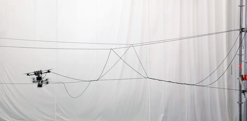 The process involved the drones weaving knots, links and braids with 120 m of rope (394 ft) without human intervention
