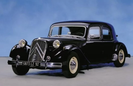 Chevrons span the entire radiator grille for the first time on the Citroën Traction Avant