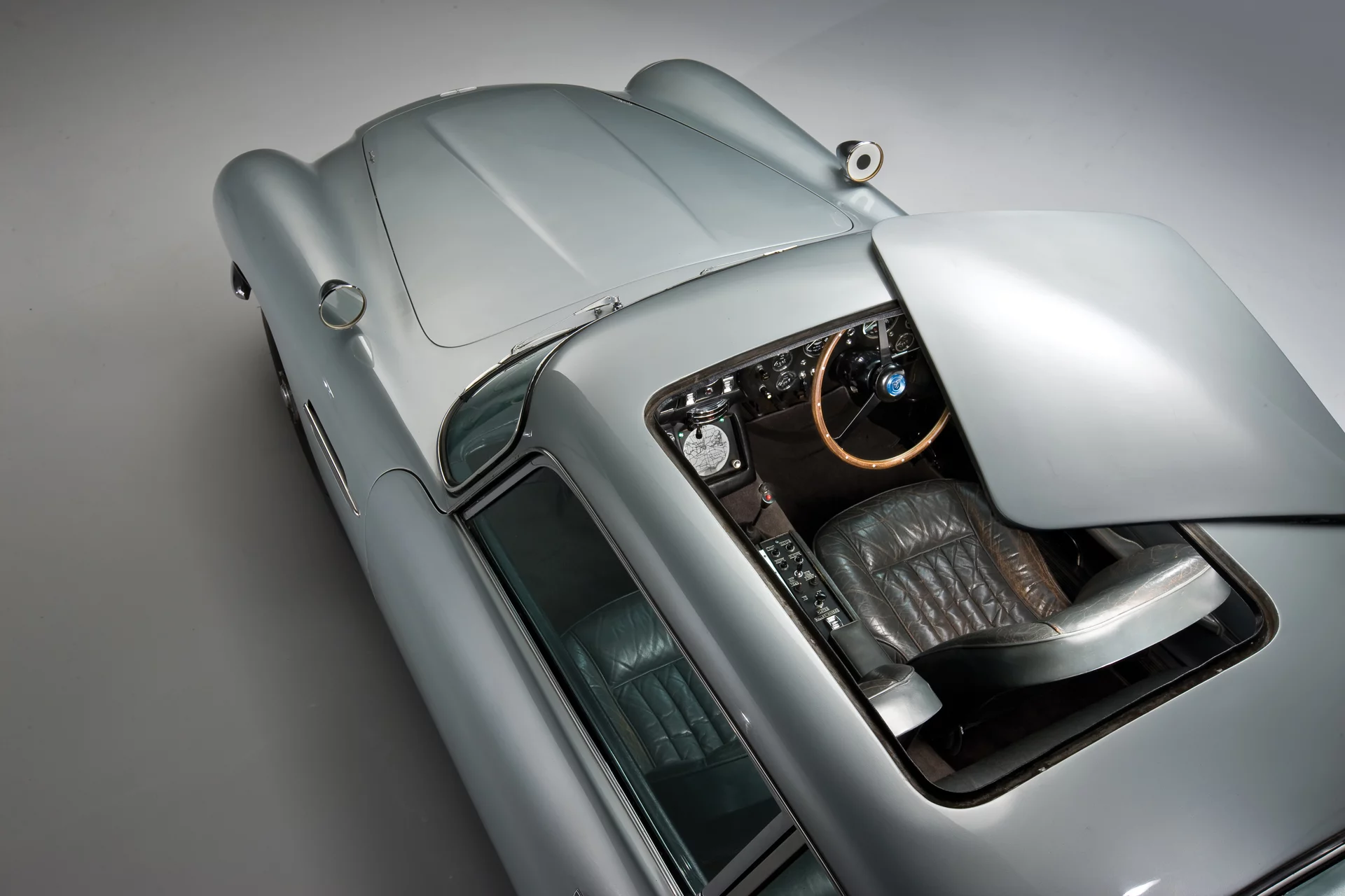 The roof pops off, to allow for the ejector passenger seat