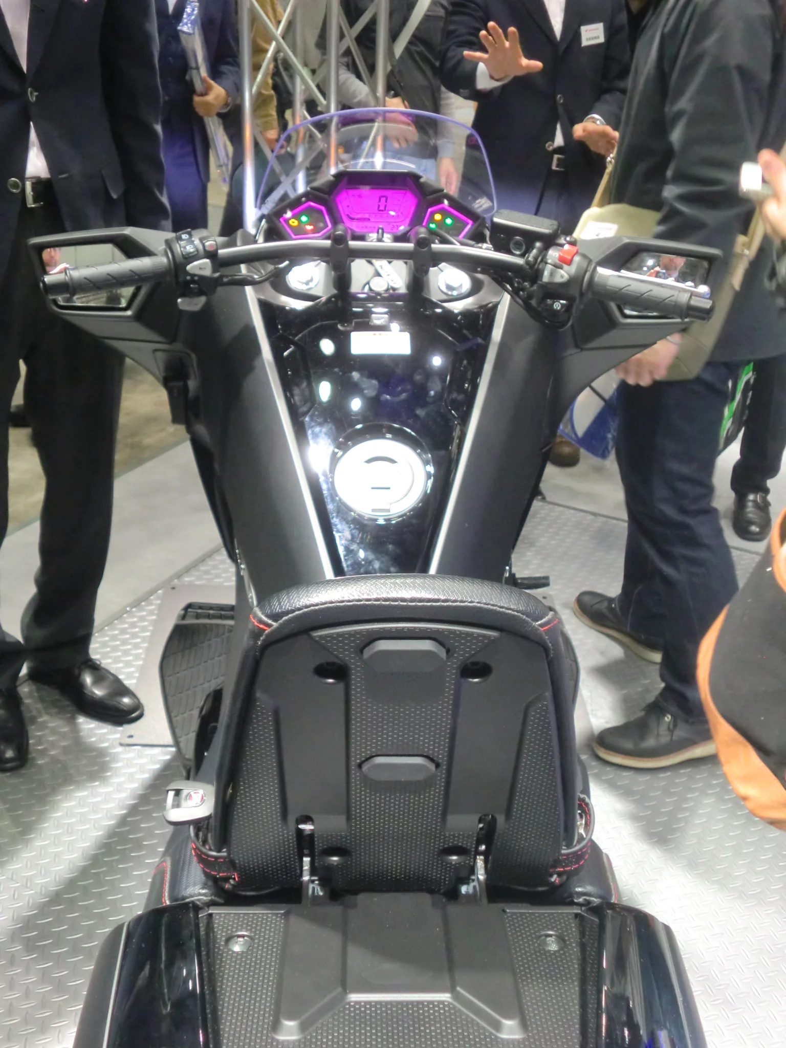 The Vultus' instrument panel plays the "fighter pilot" cockpit metaphor to the full - it is viewed from a much lower angle than on a normal motorcycle due to the lower seat height, is wider than normal, the digital instruments are outlined with LED lights, and the central display changes colour depending on the mode deployed.